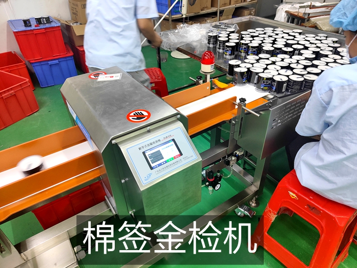 東莞某偉衛(wèi)生用品采購連之新金檢機(jī)用于棉簽金屬異物檢測(cè)使用現(xiàn)場(chǎng)